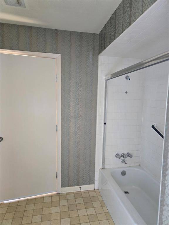 Master bathroom tub/shower