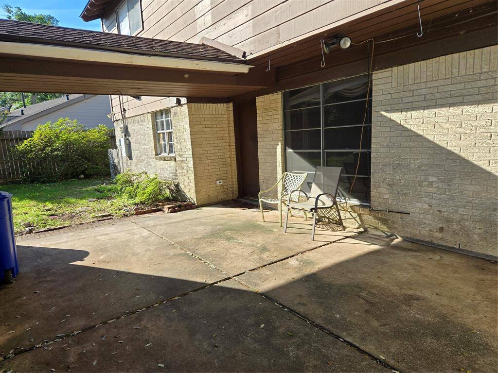 Back patio btwn house & garage