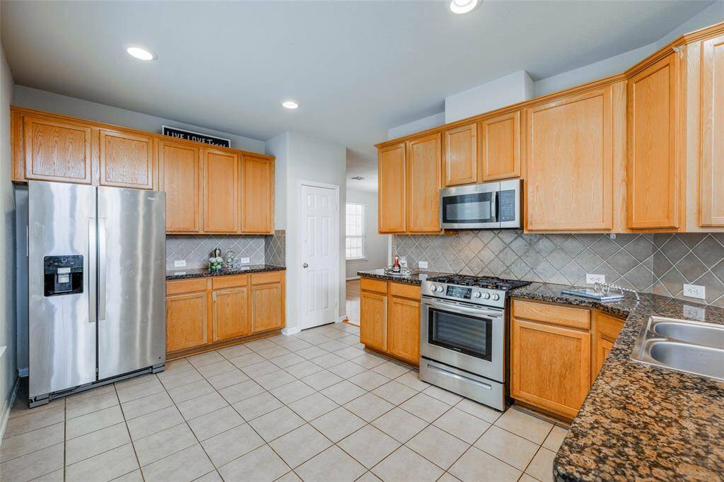 Large kitchen with lots of cabinets, walk in pantry, SS refrigerator, gas cooker & granite counter tops