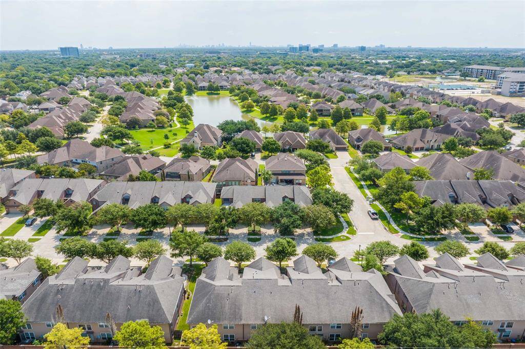 WELCOME to 1142 Glenwood Canyon LN. 4 bed, 3/1 bath - located in the Energy Corridor in Gated Community on a Cul-de-sac street - lots of great walking trails