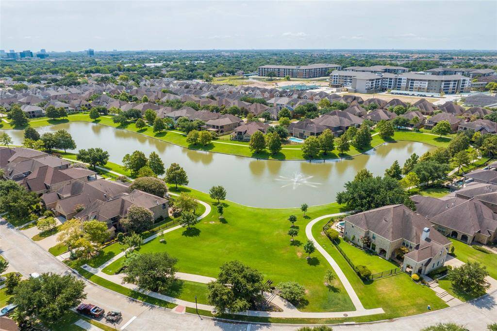WELCOME to 1142 Glenwood Canyon LN.located in the Energy Corridor in Gated Community on a Cul-de-sac street