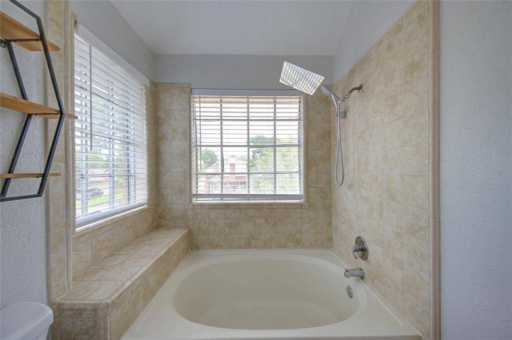 Another pic of en suite  bathroom