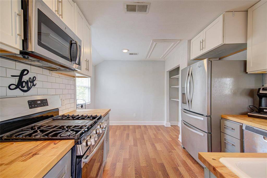 Another view of the kitchen/breakfast area
