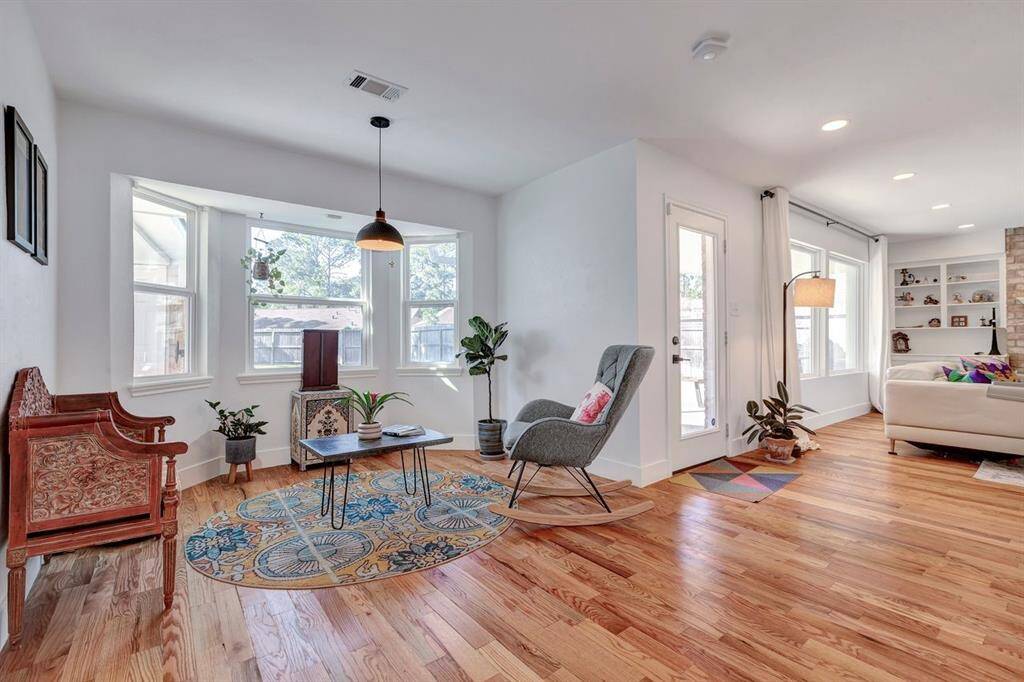 Breakfast nook/sitting area off kitchen