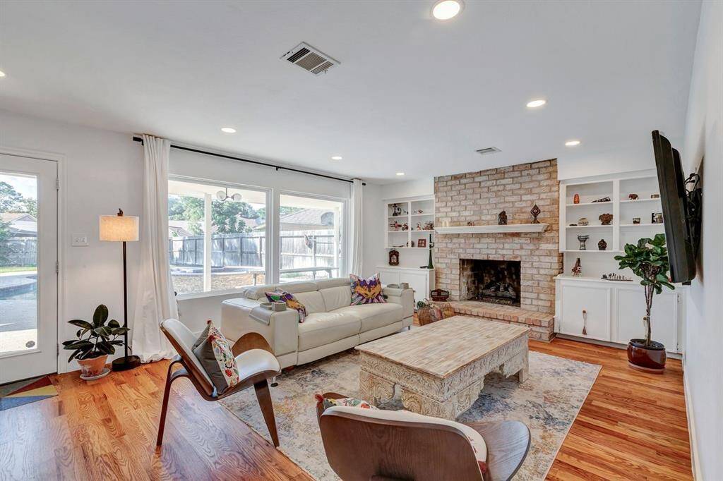 Family showing breakfast nook/sitting area