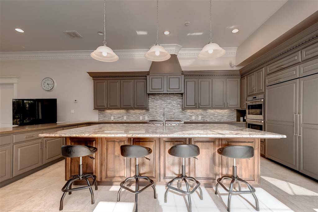 Chef's kitchen featuring a spacious island with seating.