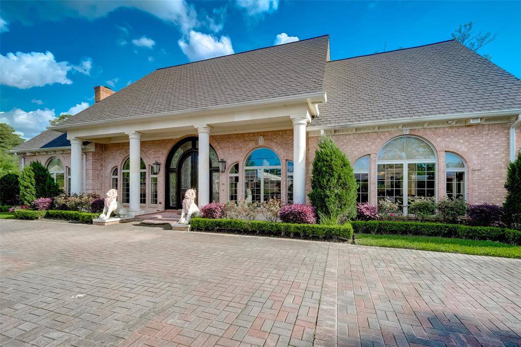 Discover a majestic entrance featuring elegant columns and stately lion statues, setting a tone of sophistication and grandeur.