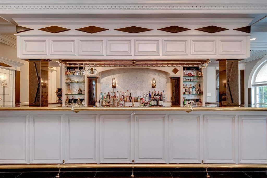 Ideal bar area for entertaining guests.