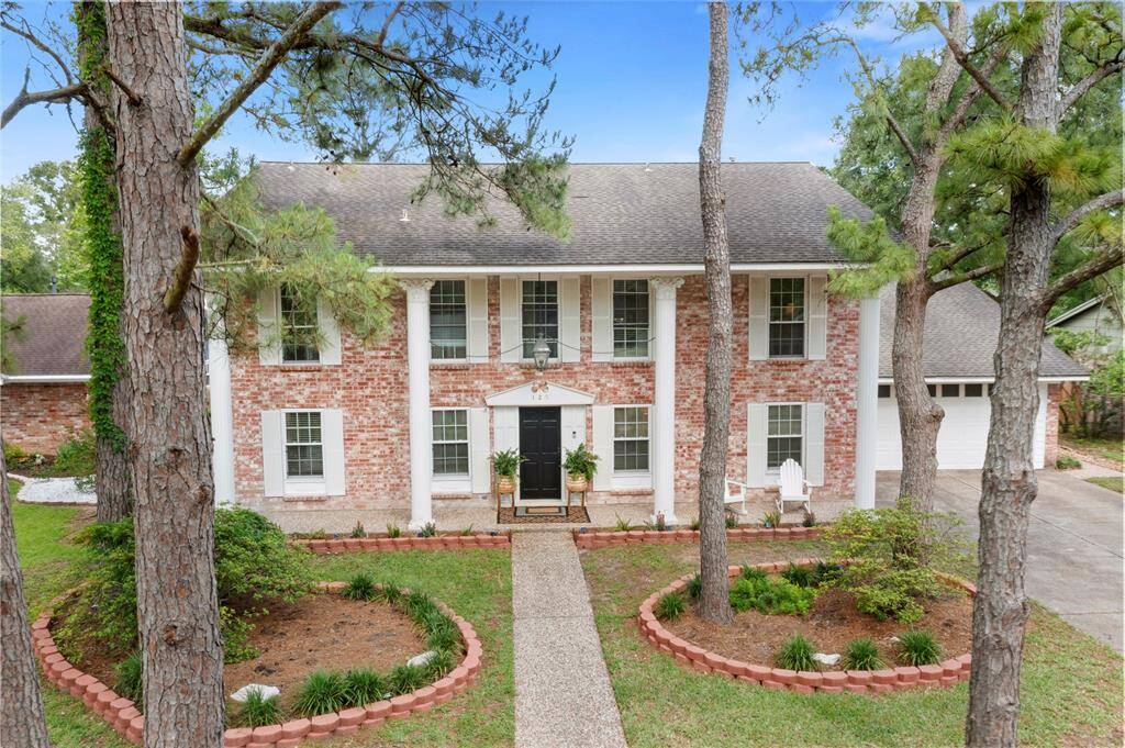 Welcome to 125 Saint Andrews in the established neighborhood of Sunmeadow!