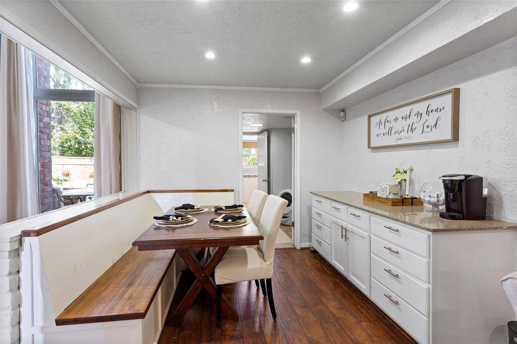 Breakfast area with buffet