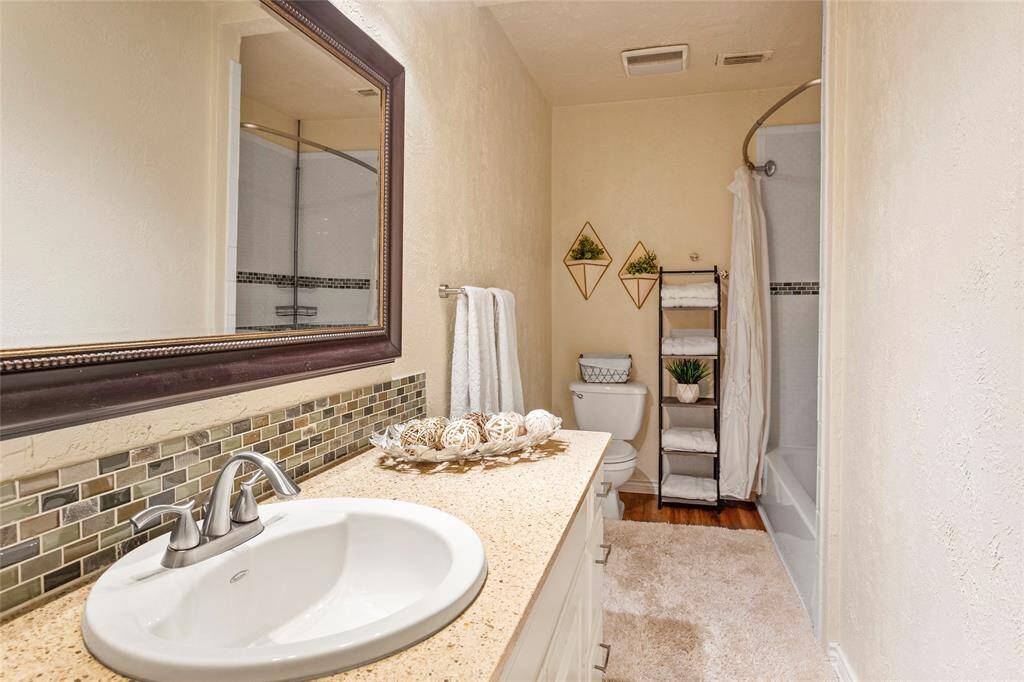 Seconday bathroom on the second floor