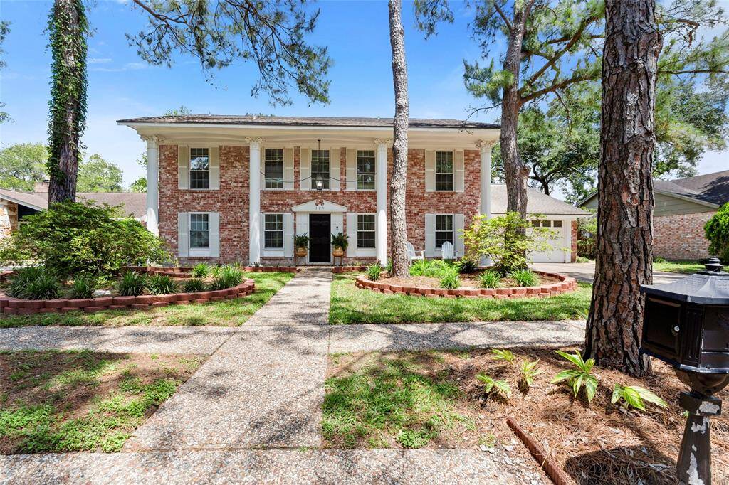 Beautiful 5 bedroom Colonial style home in Friendswood ISD