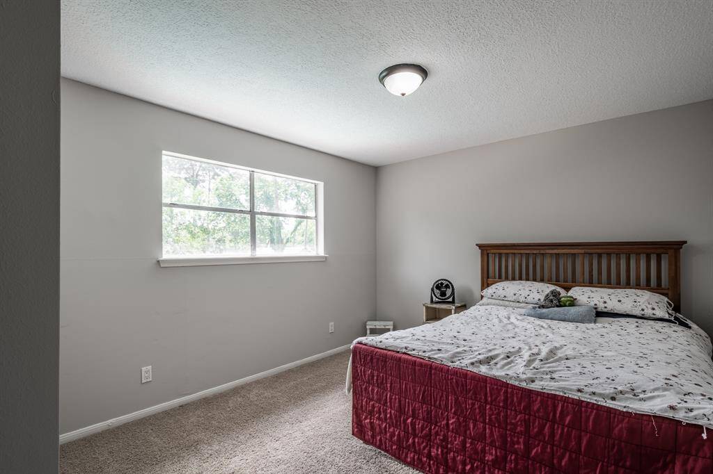 Secondary bedroom.