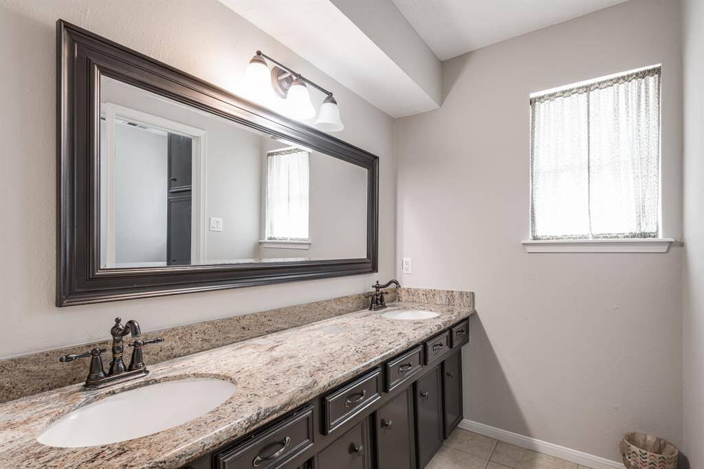 Secondary full bathroom.
