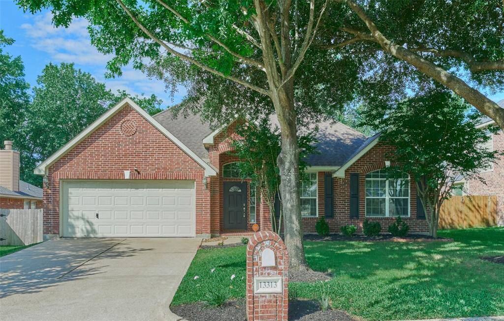 This well designed split floor plan features over 2000 sq ft and is zoned to Montgomery ISD.   Madeley Ranch Elementary school is inside Walden, as well as conveniece stores, gas stations, restaurants, nail salon & cleaners.  You never need to leave home!