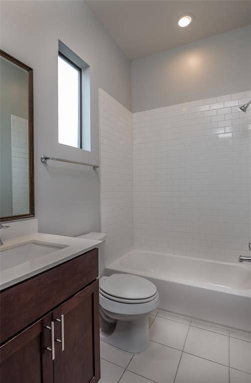 En-suite secondary bath with shower/tub combo.