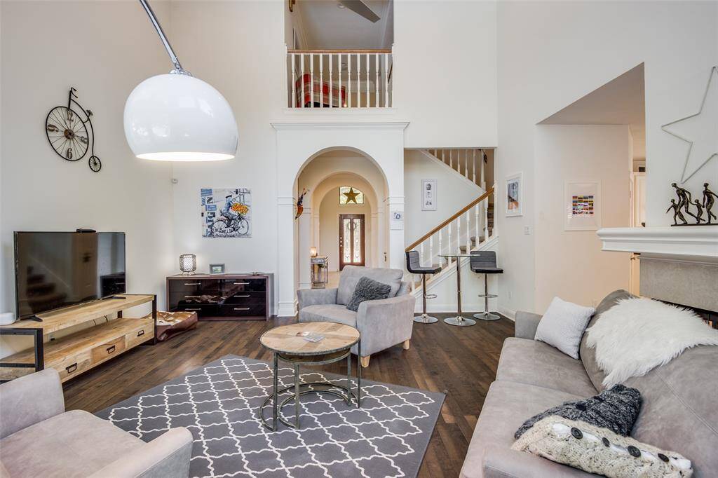Stunning home, stunning decor, a fantastic flow throughout the house. This home is great for entertainment, and shows pride of ownership!