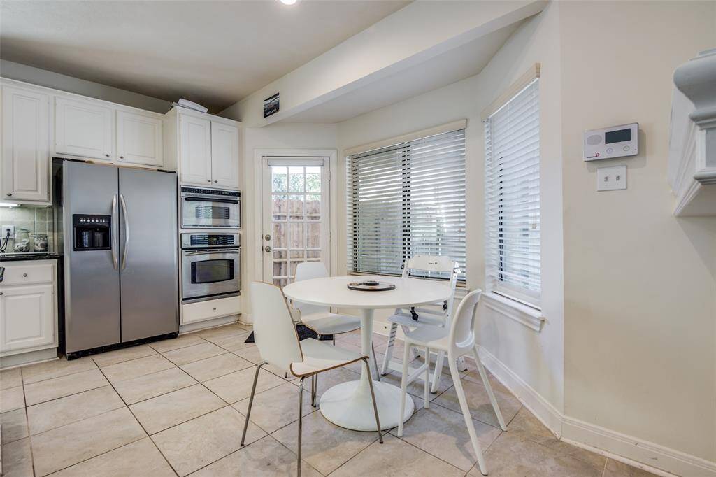 Breakfast room right off of the kitchen.