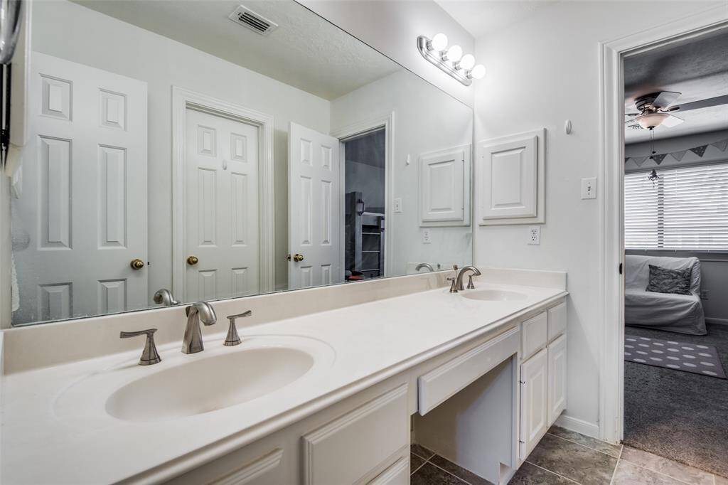 Double sink vanity in the Hollywood bathroom shared between bedroom no. 3 and 4.