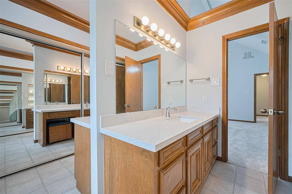 Are you the neat and orderly one in your partnership—or the messy, disorganized type? Either way, you’ll love having your own designated dressing space in this incredible ensuite bathroom. Yes, each person gets their own vanity, closet, and personal zone to call their own—no sharing required!
