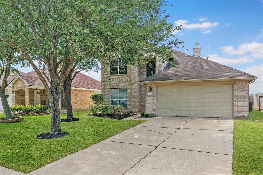 16923 Great Oaks Glen welcomes you home!