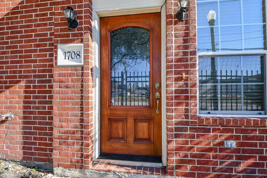 Welcome your guest into this stunning home in MIDTOWN VILLAGE gated community.
