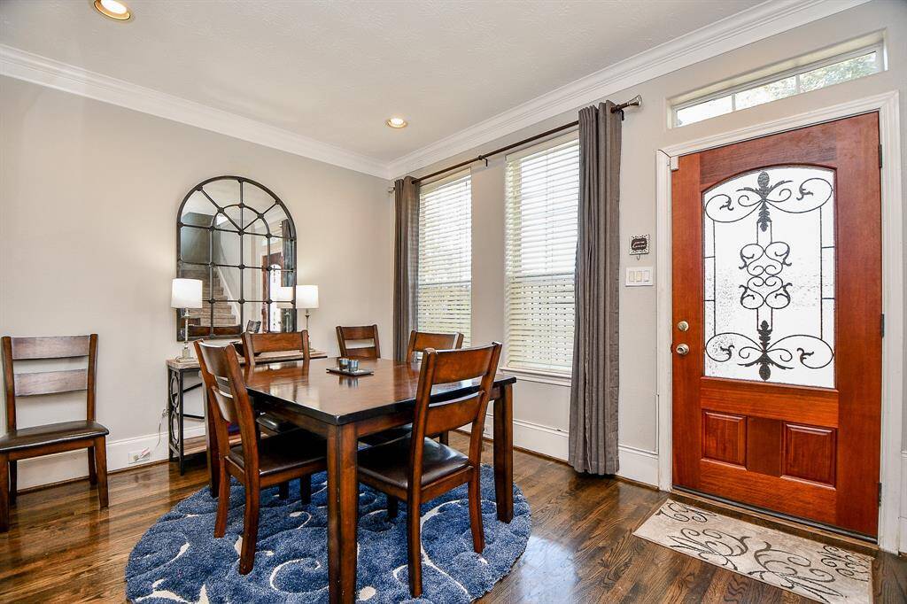 FORMAL DINING ROOM - table seats 6.
