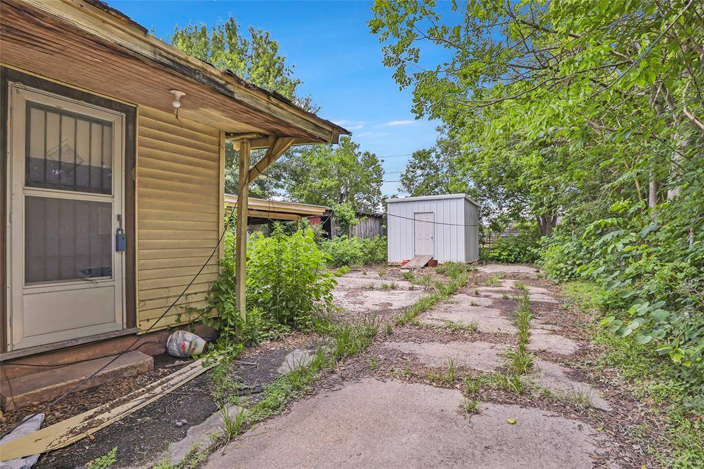 Side Entry and Full driveway to back of property