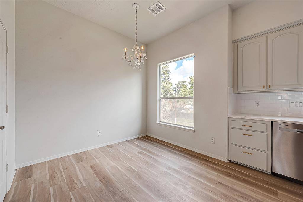 Bright breakfast area with elegant chandelier, perfect for morning gatherings.