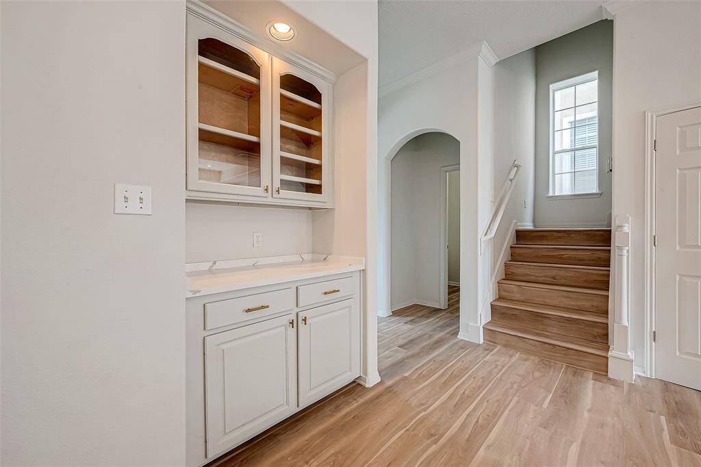 Elegant built-in bar in the dining area, perfect for entertaining guests.