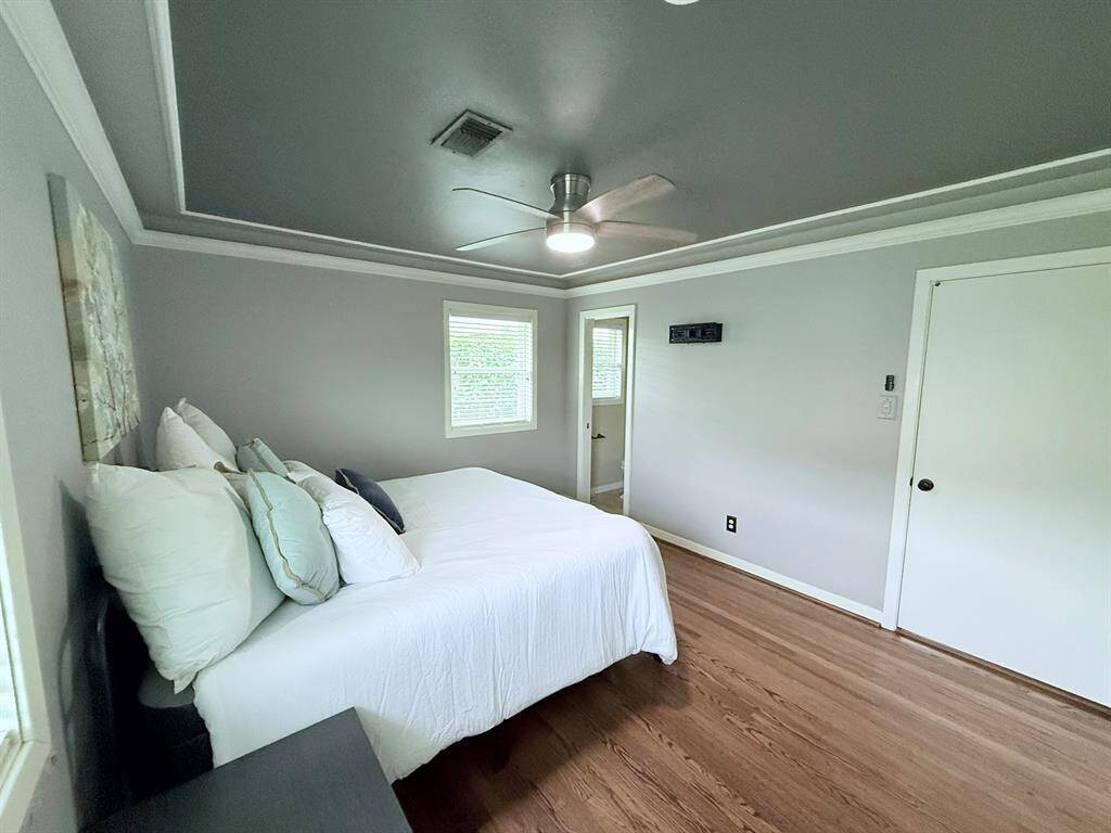 Primary bedroom w ensuite