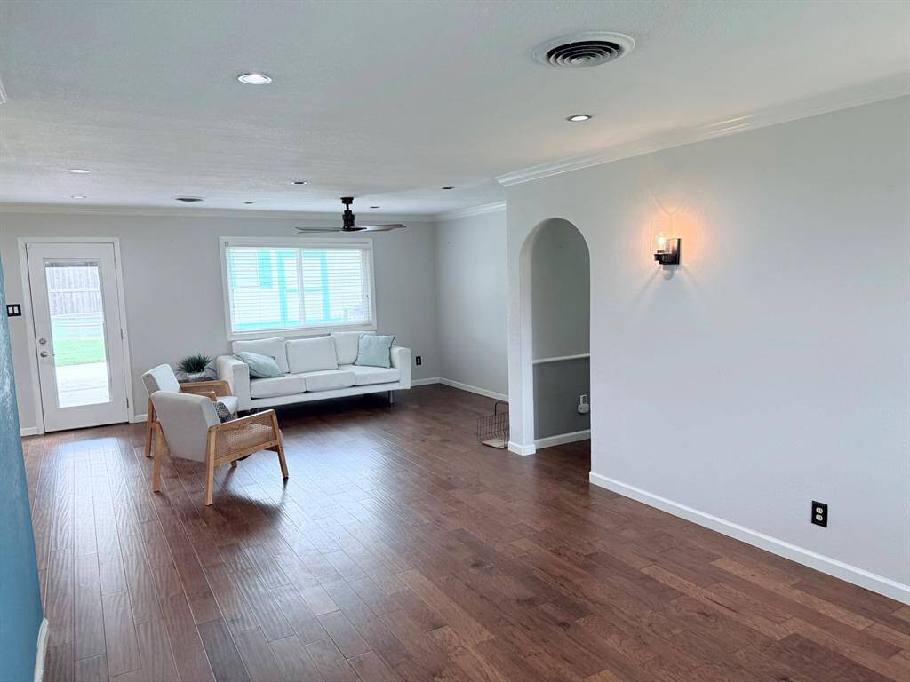 Spacious entry and livingroomarea