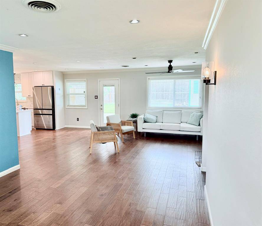 Entry looking into livingroom and Kitchen