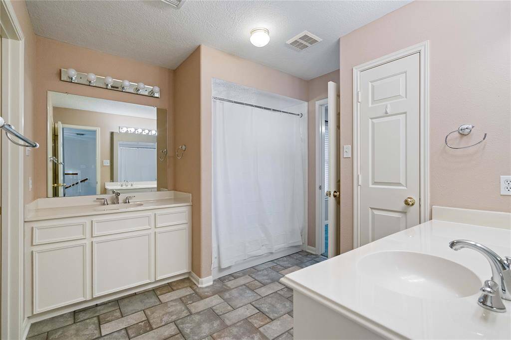Upstairs full bath