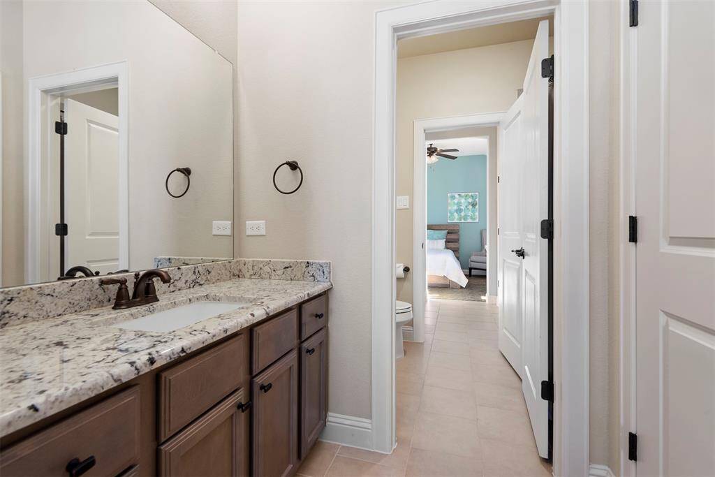 Another view of the Jack & Jill bath