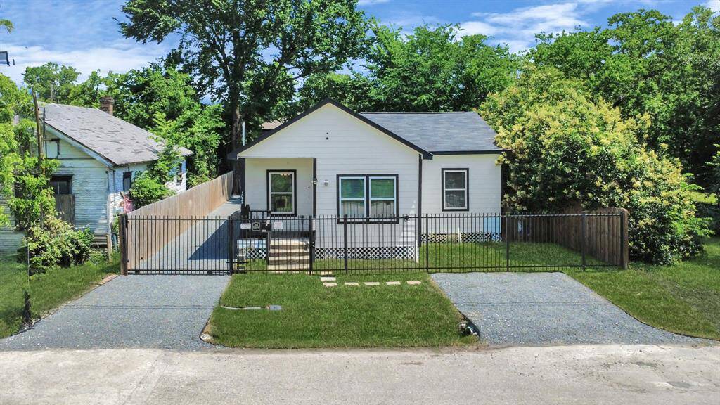 Gated fully renovated Bungalow in the midst of University Area!Boasting massive backyard with spacious paved patio and ample green space as well, great for outdoor entertaining along with additional parking for cars. Fully fenced/automatic driveway gate with extra 2 car parking spaces in front of home.