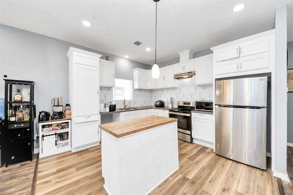This 3 Bedroom, 2 Bath home offers open living concept with wood-like floors throughout. Stylish island kitchen with stainless appliances & decorative backsplash. Refrigerator, Washer & Dryer Included!. Close proximity to University of Houston, TSU, Midtown, Downtown, Eado and Medical Center. Easy access to I-69, HWY 288, I-45. Conveniently located near dining, shopping, museums, sports venues & entertainment!