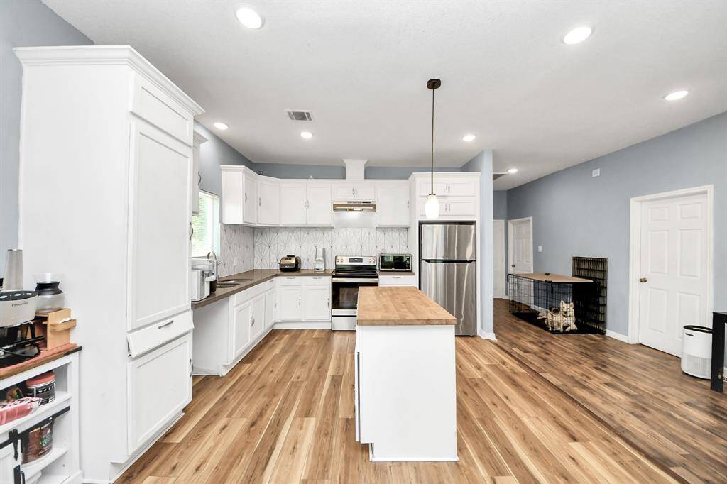 This 3 Bedroom, 2 Bath home offers open living concept with wood-like floors throughout. Stylish island kitchen with stainless appliances & decorative backsplash. Refrigerator, Washer & Dryer Included!. Close proximity to University of Houston, TSU, Midtown, Downtown, Eado and Medical Center. Easy access to I-69, HWY 288, I-45. Conveniently located near dining, shopping, museums, sports venues & entertainment!