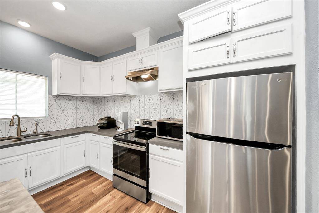 This 3 Bedroom, 2 Bath home offers open living concept with wood-like floors throughout. Stylish island kitchen with stainless appliances & decorative backsplash. Refrigerator, Washer & Dryer Included!. Close proximity to University of Houston, TSU, Midtown, Downtown, Eado and Medical Center. Easy access to I-69, HWY 288, I-45. Conveniently located near dining, shopping, museums, sports venues & entertainment!