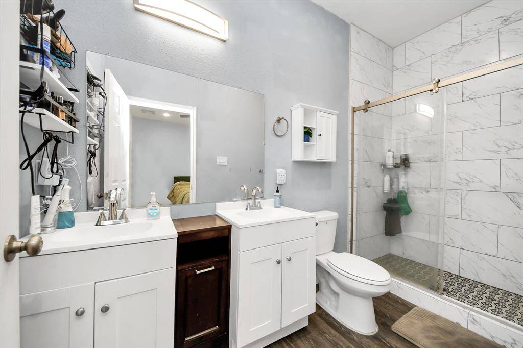Primary Bath w/walk in closet