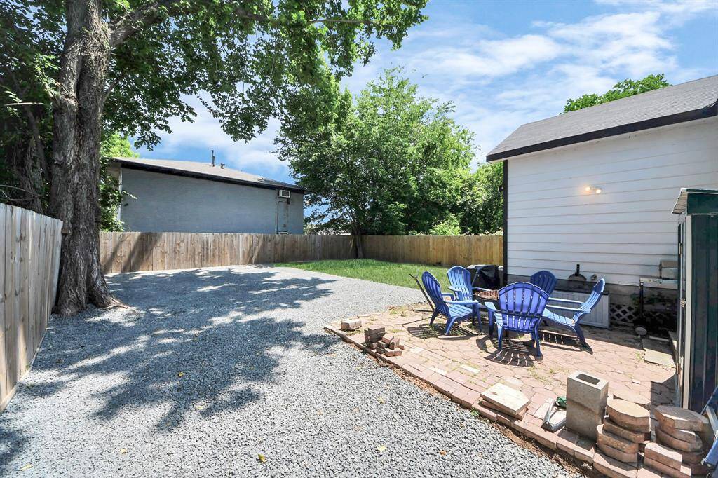 Boasting massive backyard with spacious paved patio and ample green space as well, great for outdoor entertaining along with additional parking for cars. Fully fenced/automatic driveway gate with extra 2 car parking spaces in front of home.