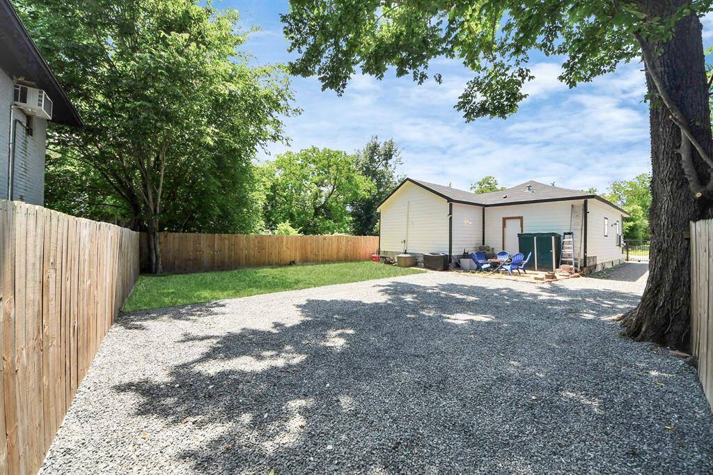 Boasting massive backyard with spacious paved patio and ample green space as well, great for outdoor entertaining along with additional parking for cars. Fully fenced/automatic driveway gate with extra 2 car parking spaces in front of home.