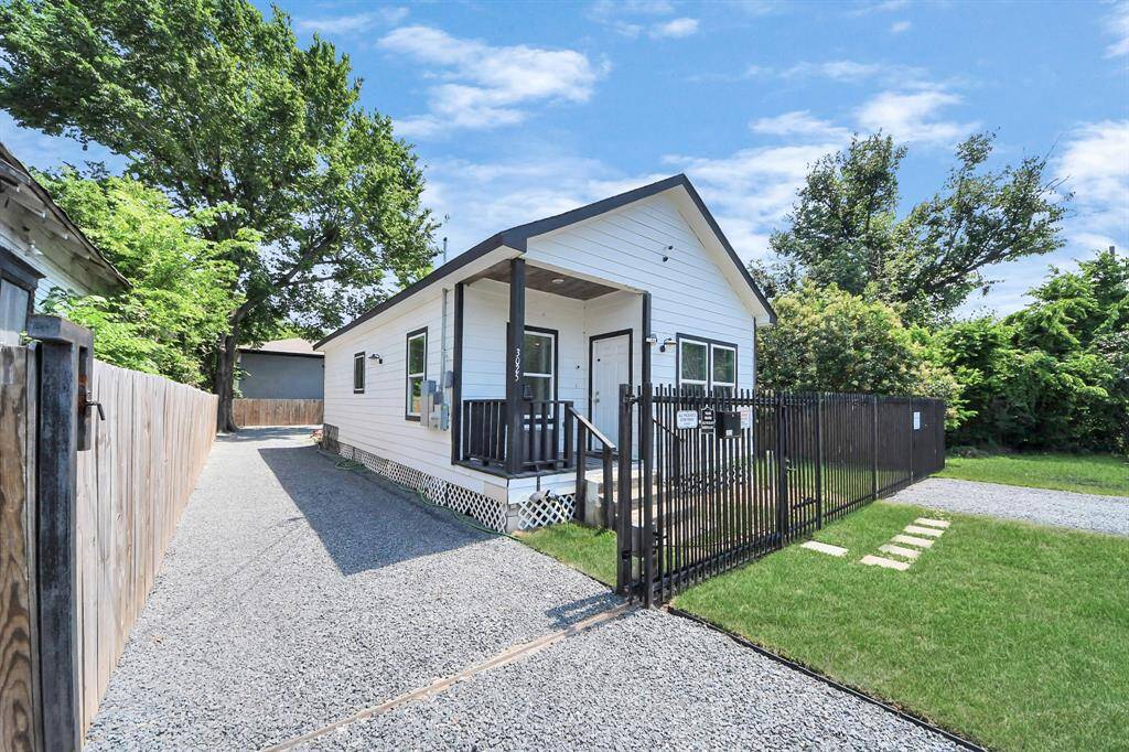 Boasting massive backyard with spacious paved patio and ample green space as well, great for outdoor entertaining along with additional parking for cars. Fully fenced/automatic driveway gate with extra 2 car parking spaces in front of home.