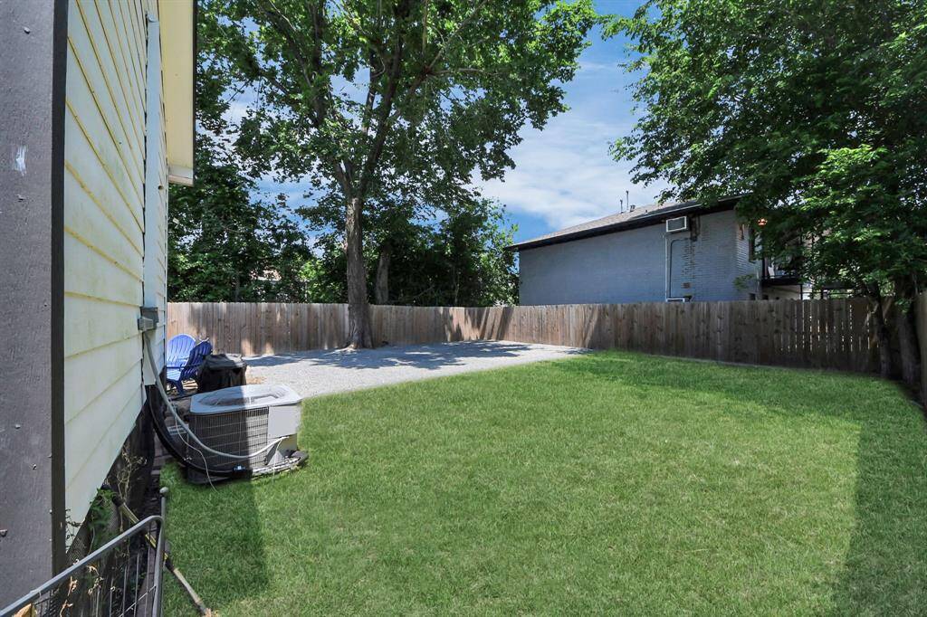 Boasting massive backyard with spacious paved patio and ample green space as well, great for outdoor entertaining along with additional parking for cars. Fully fenced/automatic driveway gate with extra 2 car parking spaces in front of home.