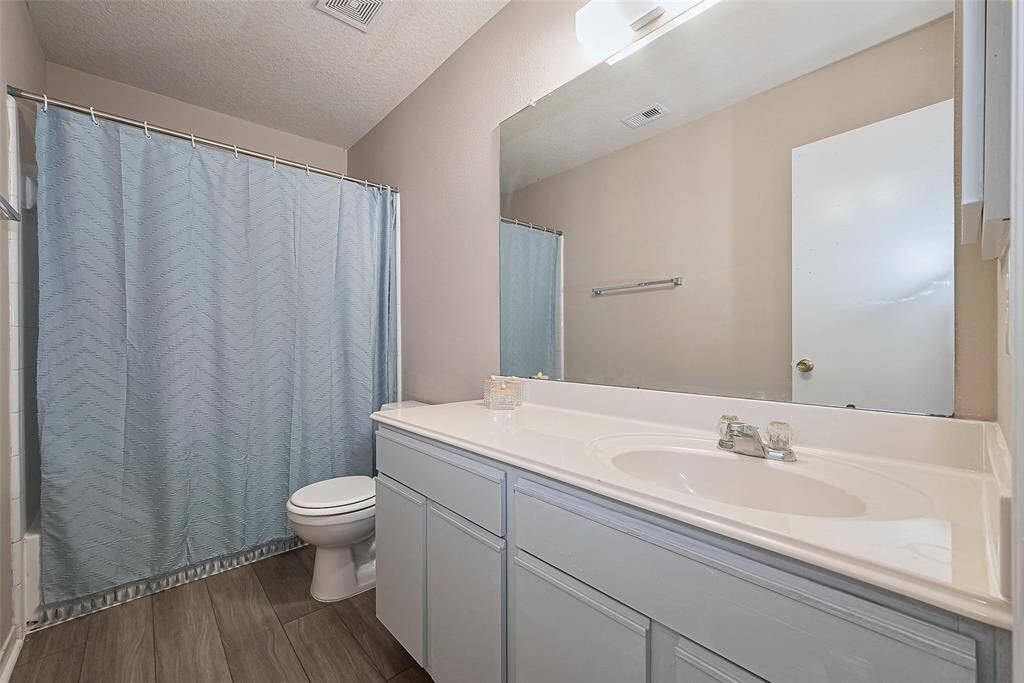 2nd floor guest bathroom. Updated flooring, and fresh paint.SIZE 11X10