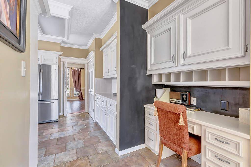 As you enter the kitchen is this desk area with a chalk board wall and magnetic wall over the desk. A handy place for your notes and messages.