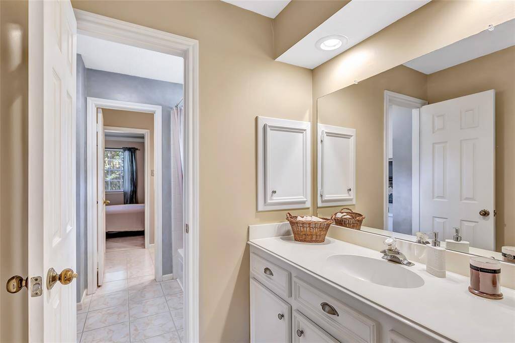 Hollywood bath upstairs