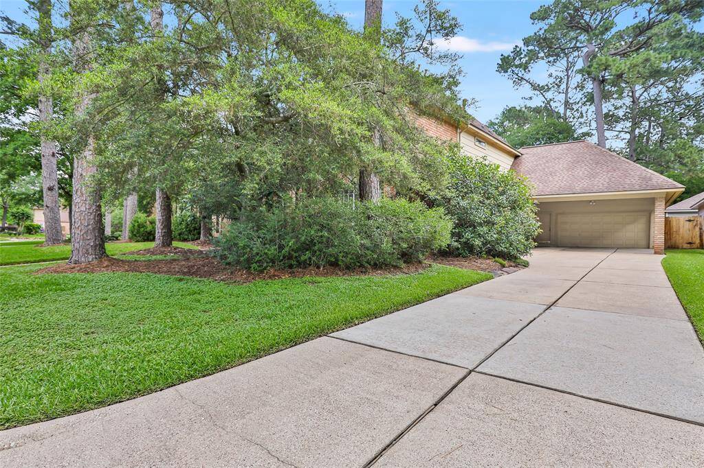Long driveway to the garage