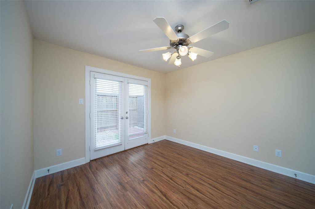 Guest room 1 - double door to the patio