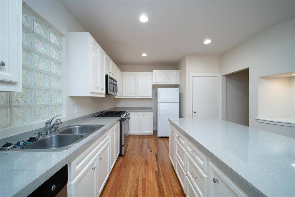 Spacious kitchen with goutmet island and lots of storage
